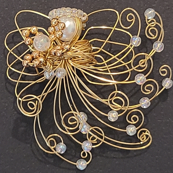 VINTAGE GOLD GLASS SEED BEADS & FAUX PEARL WIRE WORK GUARDIAN ANGEL HALO BROOCH - Picture 3 of 15